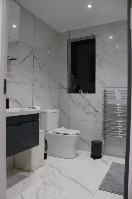 5 Star Apartment Лондон Экстерьер фото